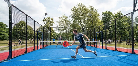 Filet ou fond de court au padel : comment choisir la bonne position ?