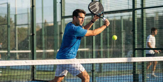Tu joues souvent au padel mais tu progresses peu ? Voici le plan d’attaque du coach
