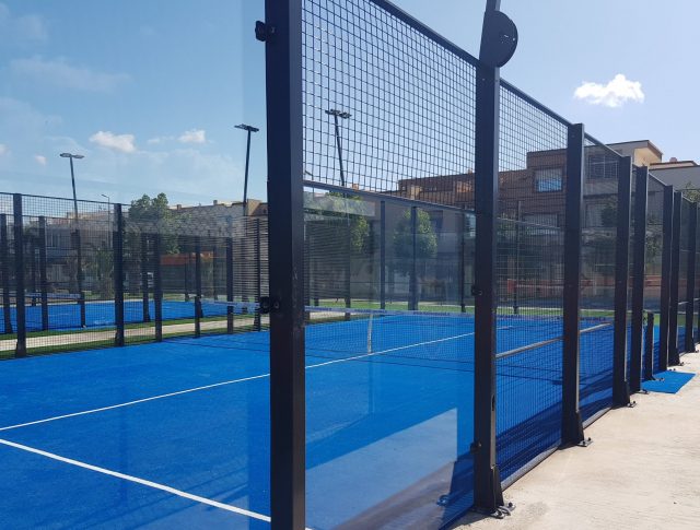 Padel house - Combien rapporte la location d'une raquette de padel à un club ?